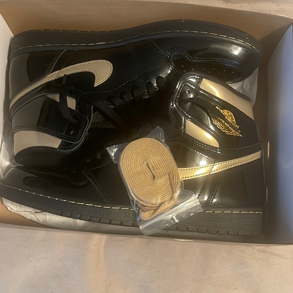 Jordan 1 Retro high/ Black Metallic Gold